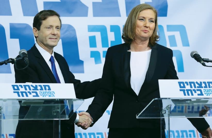 Labor Party chief Isaac Herzog (L) and Hatnua chair Tzipi Livni announce their political alliance in Tel Aviv  (photo credit: REUTERS)