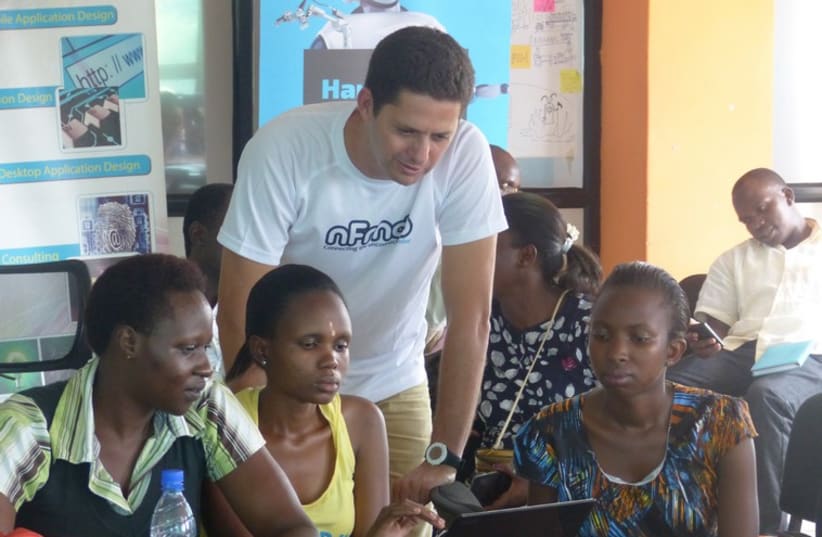 VascoDe’s Arnon Yaar works with young entrepreneurs to develop business ideas for cell phone technology at a workshop in Kampala, Uganda. (photo credit: COURTESY VASCODE)
