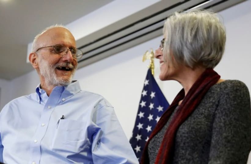 Alan Gross pictured with his wife Judy while addressing a news conference in Washington after his release from Cuba,December 17, 2014. (photo credit: REUTERS)