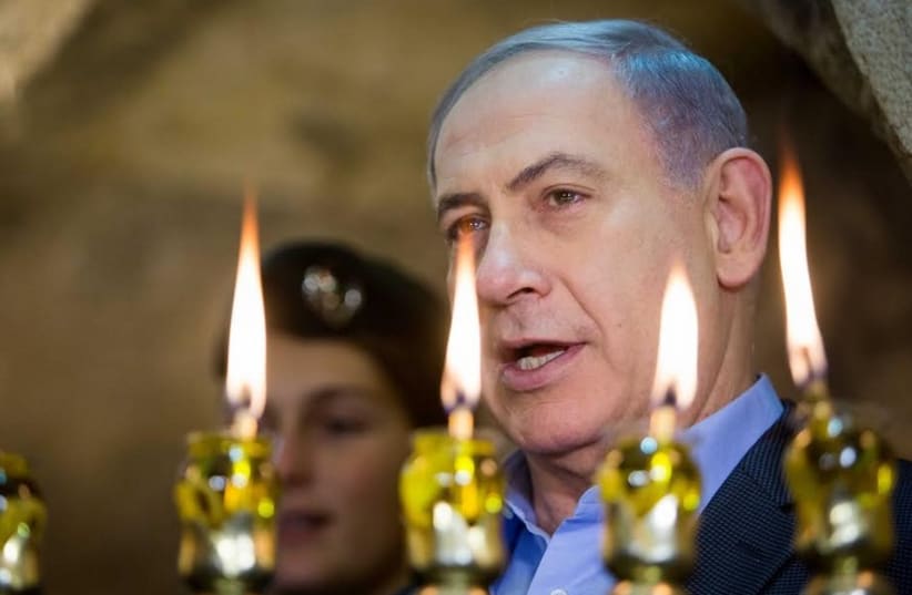 Netanyahu at Hanukka candle lighting ceremony at Western Wall (photo credit: YONATAN ZINDEL/POOL)