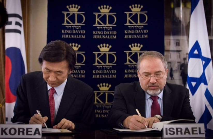 Foreign Minister Avigdor Liberman (R) and the South Korean foreign minister, Yun Byung-se, in Jerusalem (photo credit: Courtesy)
