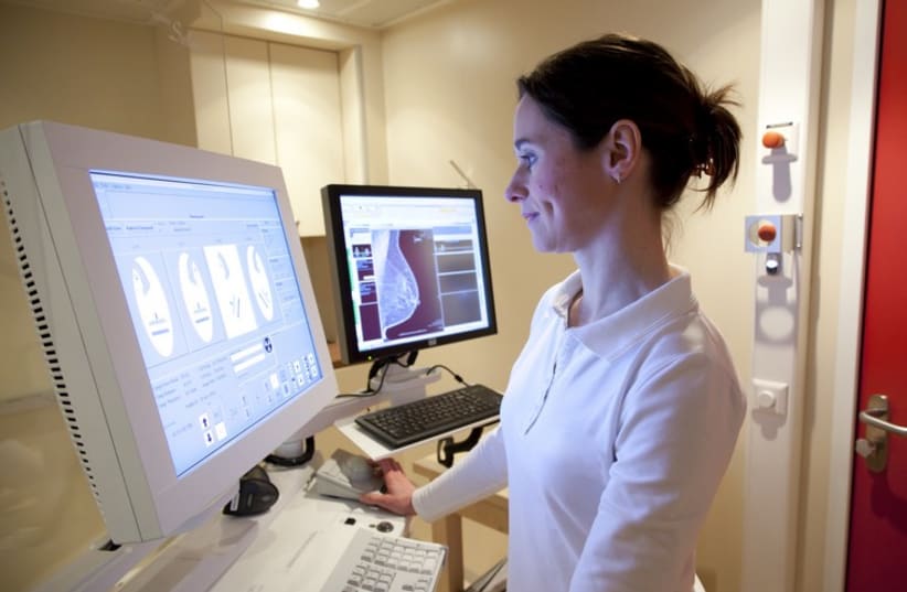 Radiology technician performs mammography test (photo credit: INGIMAGE)