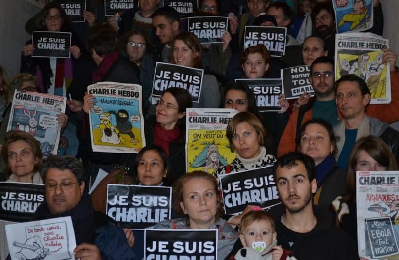 Demonstrators pay homage to Charlie Hebdo victims at the French Consulate in Jerusalem (photo credit: LAURA KELLY)
