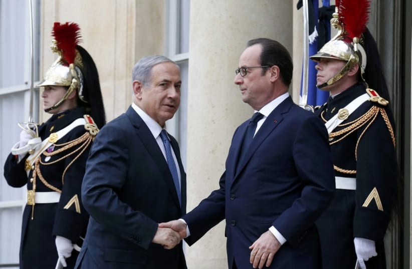 French President Francois Hollande welcomes Israel's Prime Minister Benjamin Netanyahu at the Elysee Palace. (photo credit: REUTERS)