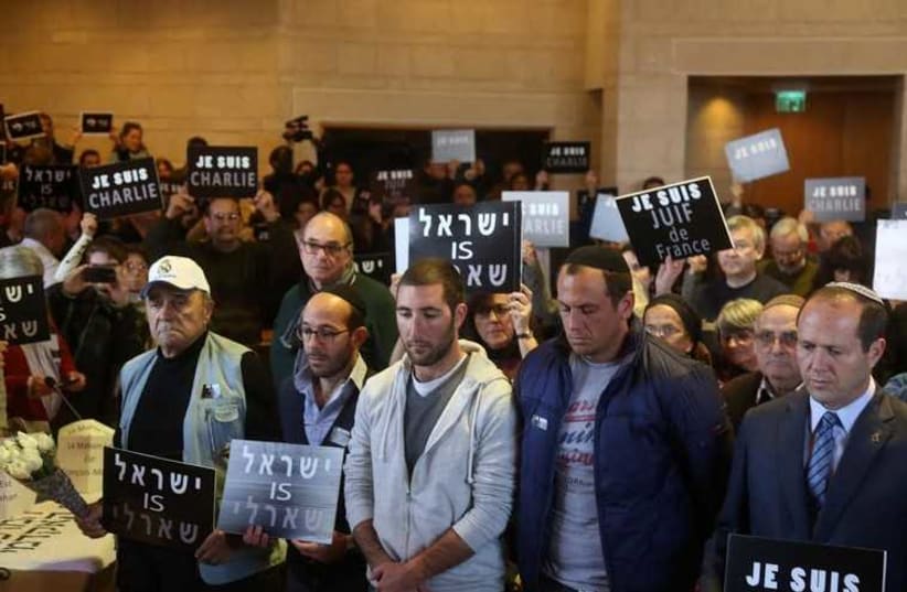 Jerusalem Mayor Nir Barkat (far right) alongside hundreds showing solidarity with France, January 11, 2014 (photo credit: MARC ISRAEL SELLEM/THE JERUSALEM POST)
