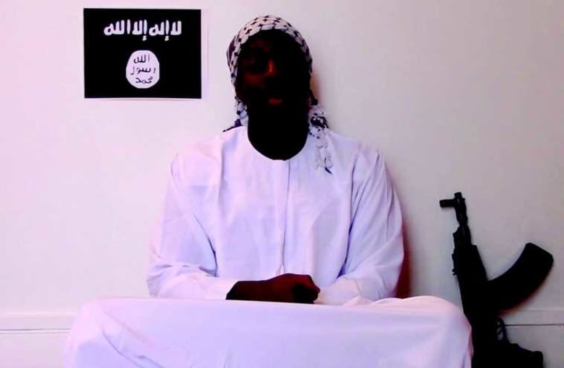 Amedy Coulibaly devant le drapeau de Daesh (photo credit: screenshot)
