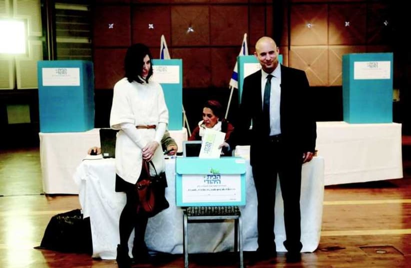 Naftali Bennett et son épouse votent aux primaires de HaBayit HaYehoudi (photo credit: MARC ISRAEL SELLEM/THE JERUSALEM POST)