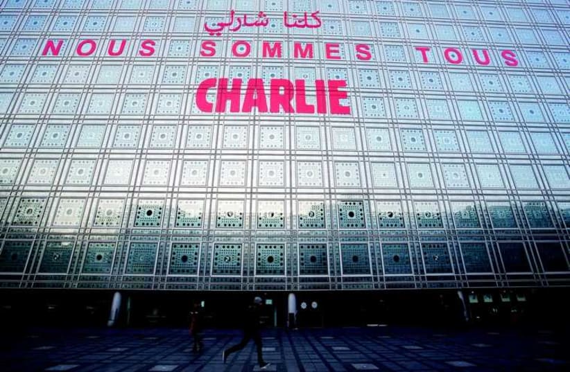 "Nous sommes tous Charlie", pouvait-on lire sur la façade de l'Institut du monde arabe, à Paris, où le président Hollande s'est senti obligé de courir rassurer les musulmans de France (photo credit: YOUSSEF BOUDLAL / REUTERS)