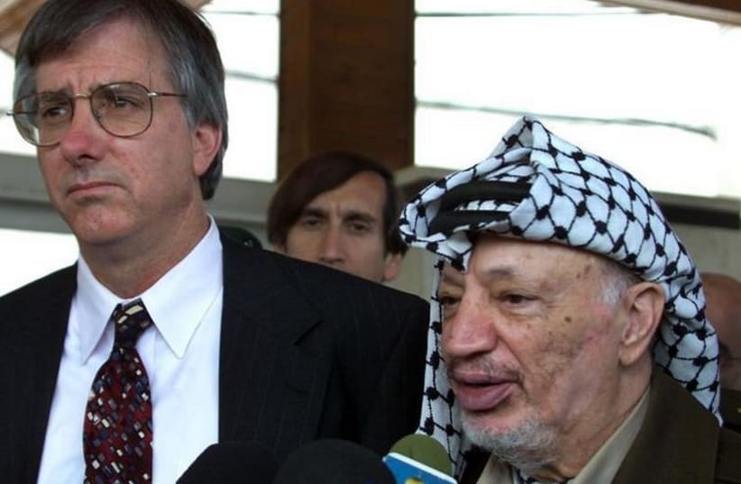 Former US peace envoy Dennis Ross (L), seen here with late Palestinian leader Yasser Arafat in 2000 (photo credit: REUTERS)