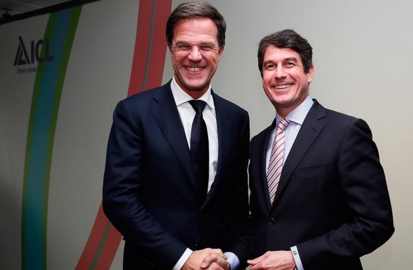 ICL CEO Stefan Borgas (R) and Dutch Prime Minister Mark Rutte (photo credit: ISRAEL CHEMICALS (ICL))