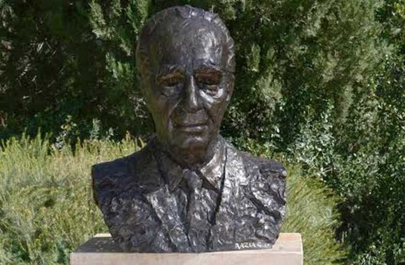 The presidential bust of Shimon Peres, sculpted by Razia Gershon (photo credit: Mark Neiman/GPO)