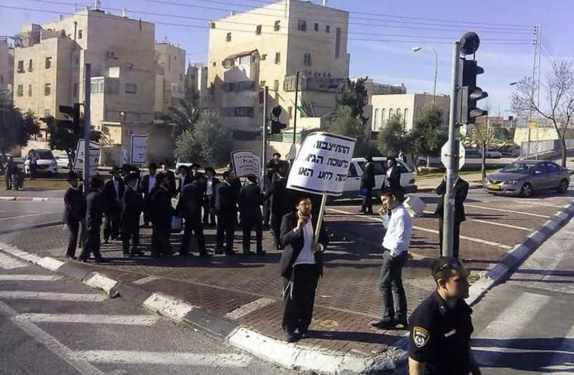 Haredi protestors at the Bar Ilan junction in Jerusalem (photo credit: NEWS 24)