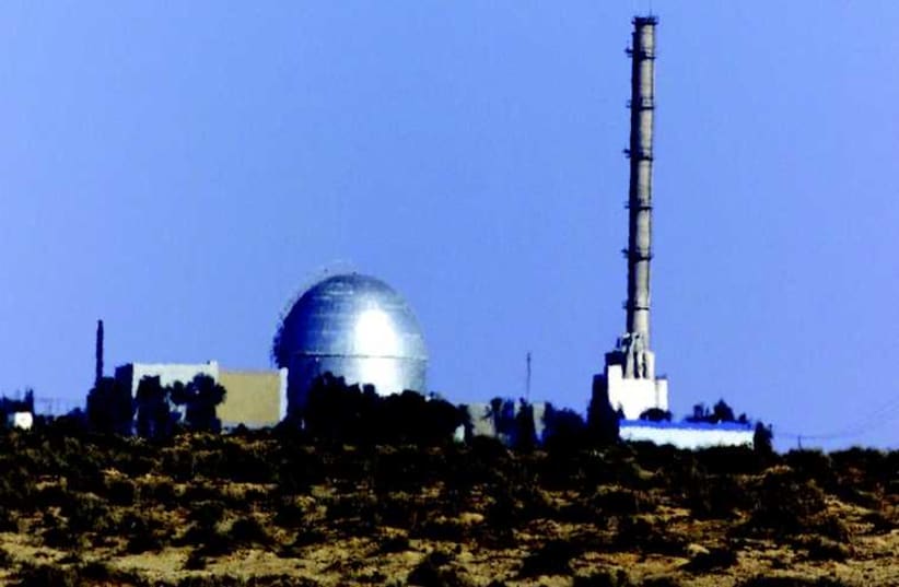 Les installations nucléaires israéliennes dans le désert du Néguev aux abords de Dimona (photo credit: REUTERS)