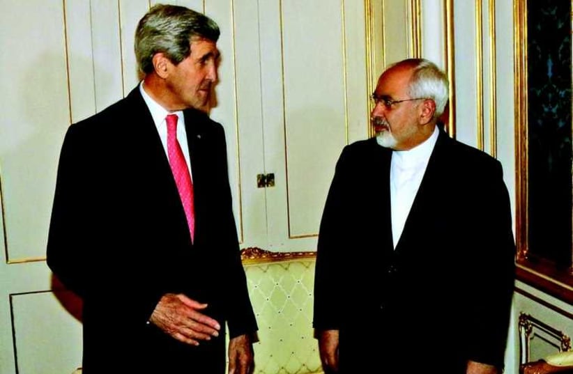 Le secrétaire d'Etat américain John Kerry et le ministre iranien des Affaires étrangères Mohammed Javad Zarif au mois de novembre dernier à Vienne (photo credit: REUTERS)