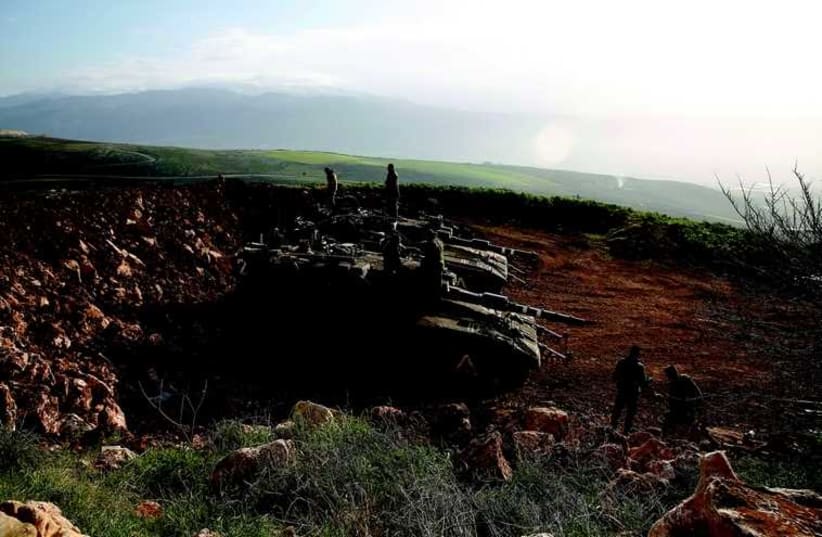 Des troupes de Tsahal en faction près de la frontière libanaise jeudi 29 janvier (photo credit: REUTERS/BAZ RATNER)