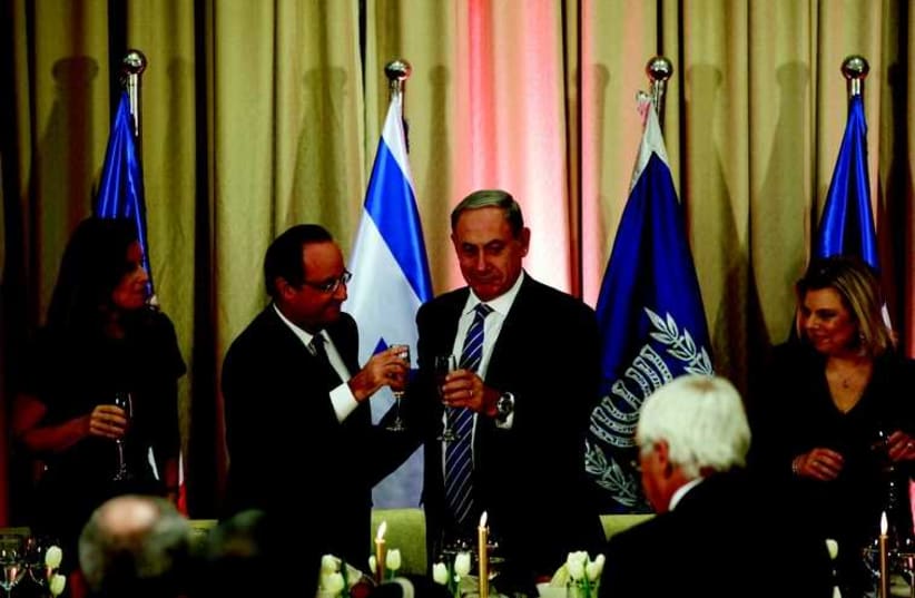 Combien boivent les Netanyahou? Le Camp sioniste accuse le Premier ministre et son épouse de consommer l'équivalent en alcool d'un salaire minimum, soit environ 4300 shekels par mois (photo credit: RONEN ZVULUN / REUTERS)