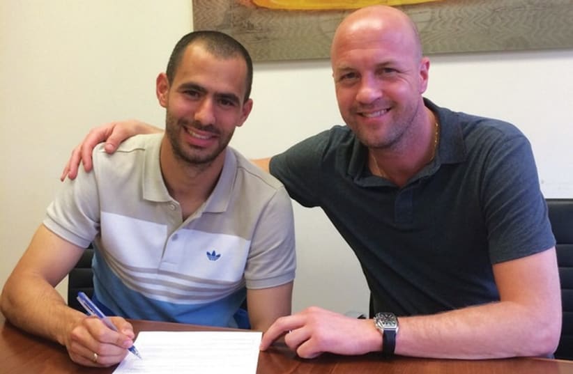 New Maccabi Tel Aviv midfielder Gili Vermouth (left) was all smiles signing his new contract alongside sporting director Jordi Cruyff (right) after completing his shock (photo credit: MACCABI TEL AVIV WEBSITE)