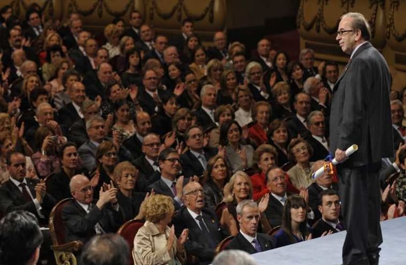Ismail Kadaré lors d'une cérémonie en Espagne en 2009 (photo credit: REUTERS)