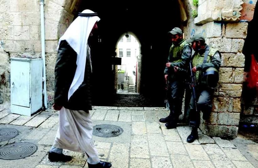 Un homme se rend à la mosquée Al-Aqsa pour la prière du vendredi (photo credit: MARC ISRAEL SELLEM/THE JERUSALEM POST)
