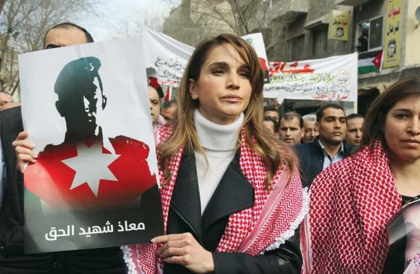 Jordan's Queen Rania holds a picture of executed Jordanian pilot Muath al-Kasasbeh, in Amman on February 6. (photo credit: REUTERS)