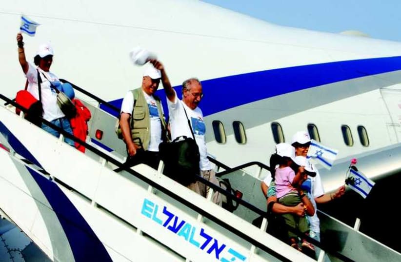 Des nouveaux immigrants descendent de l'avion à l'aéroport Ben Gourion (photo credit: REUTERS)
