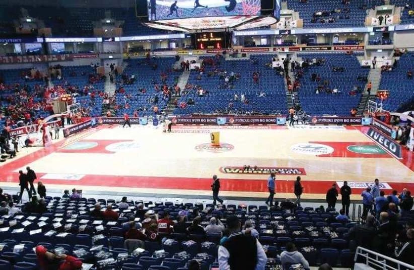 The fear of an empty arena due to inclement weather brought the Israel Basketball Association to postpone the State Cup final between Hapoel Jerusalem and Maccabi Tel Aviv by three days. (photo credit: ODED KARNI/BSL)