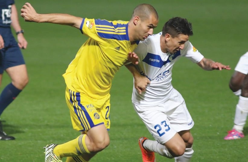 Maccabi Tel Aviv midfielder Gili Vermouth (left) will hope to improve on his mediocre debut (photo credit: ADI AVISHAI)