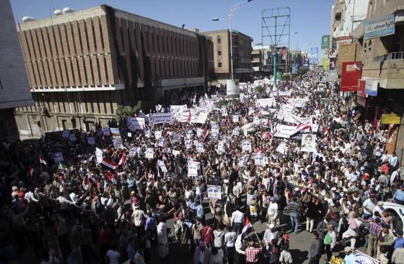 Anti-Houthi protesters demonstrate in Yemen’s southwestern city of Taiz, February 11, following the Houthi takeover in the capital Sanaa (photo credit: MOHAMED AL-SAYAGHI / REUTERS)