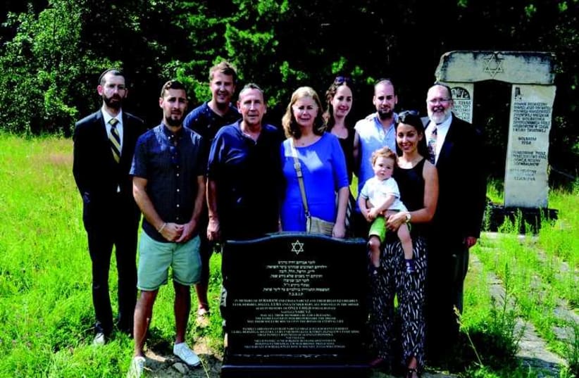 Inauguration du mémorial dédié à la famille Narcys à Wolbrom, en Pologne, en juillet 2015 (photo credit: DR)