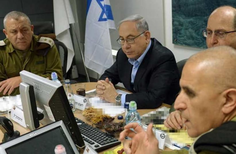 Prime Minister Benjamin Netanyahu visits Southern Command with Defense Minister Moshe Ya'alon and IDF Chief of Staff Lt.-Gen. Gadi Eisenkot (photo credit: HAIM ZACH/GPO)