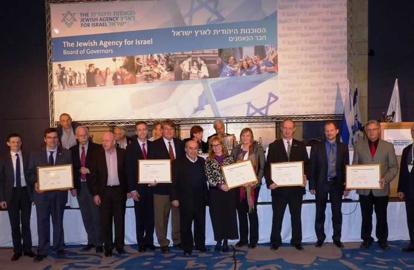  Jewish Agency Chairman Natan Sharansky presents representatives of The Jewish Agency's Christian partners with certificates of appreciation (photo credit: JEWISH AGENCY)