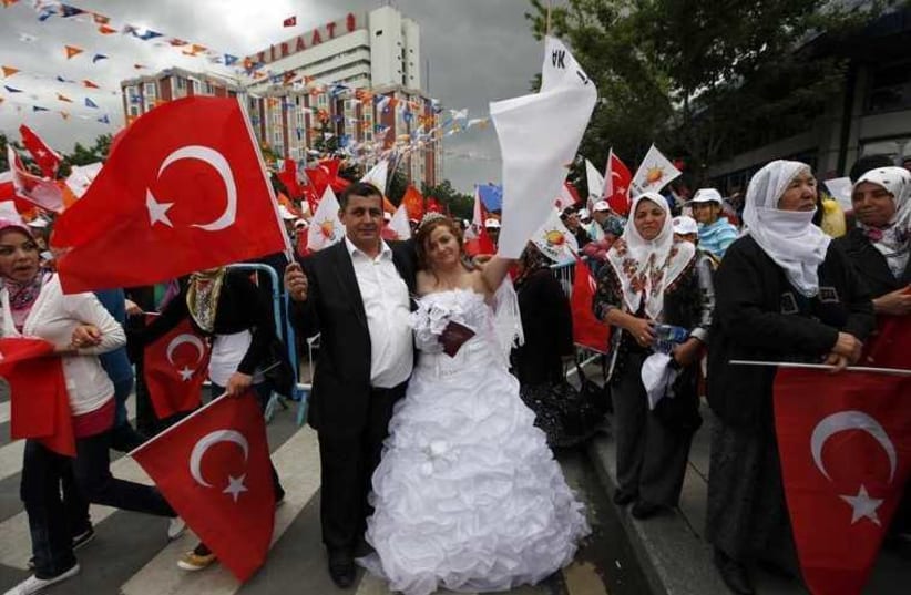 Turkish bride and groom. (photo credit: REUTERS)