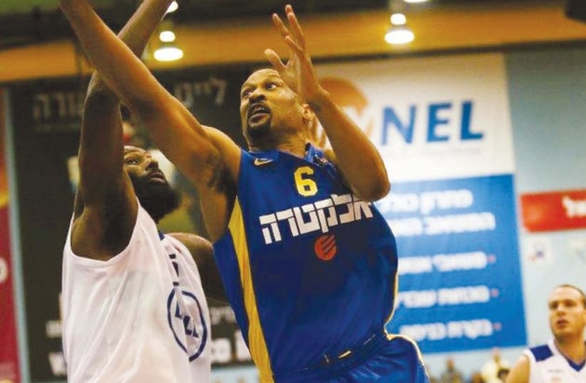 Maccabi Tel Aviv forward Devin Smith was sensational for the yellow-and-blue once more last night, scoring 34 points in his team’s tight 93-91 win at Bnei Herzliya. (photo credit: ODED KARNI/BSL)