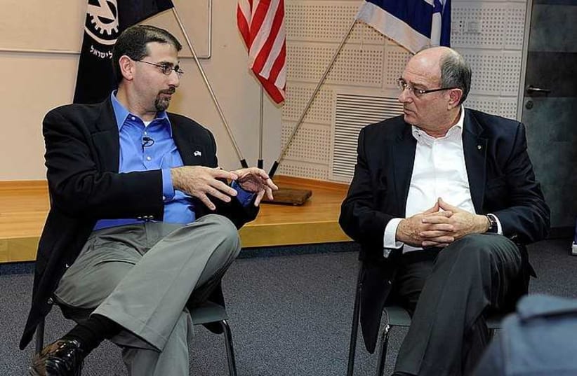 Professor Peretz Lavie (right) with US Ambassador to Israel  Dan Shapiro (photo credit: Wikimedia Commons)