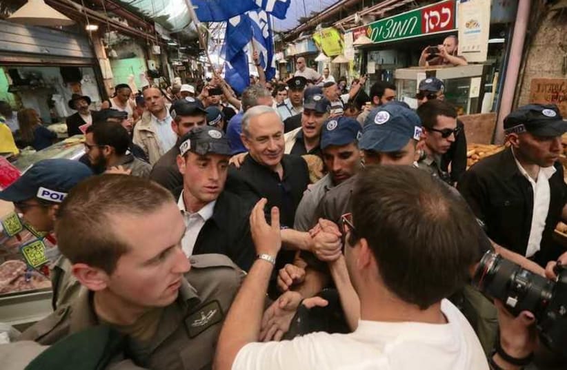 Prime Minister Benjamin Netanyahu trying to take a shuk stroll through Mahane Yehuda market on March 9, 2015 (photo credit: MARC ISRAEL SELLEM/THE JERUSALEM POST)