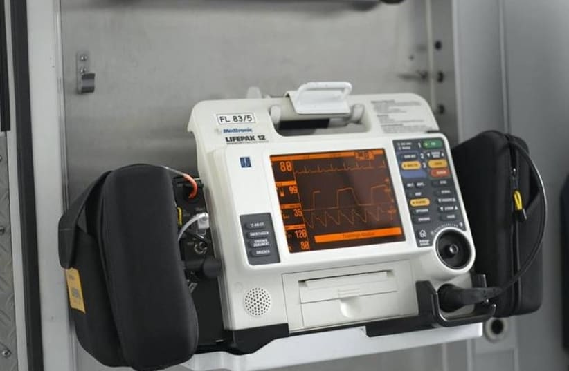 Defibrillator (photo credit: Wikimedia Commons)