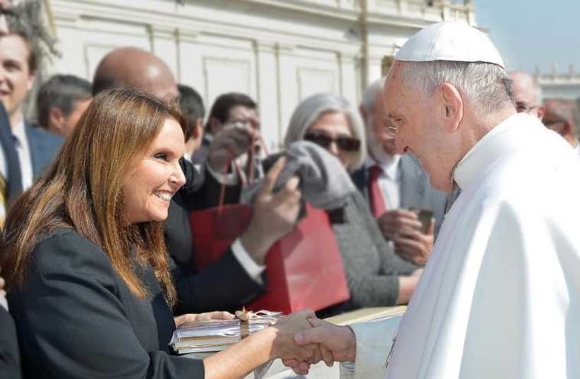 Shari Arison meets Pope Francis (photo credit: COURTESY BANK HAPOALIM)