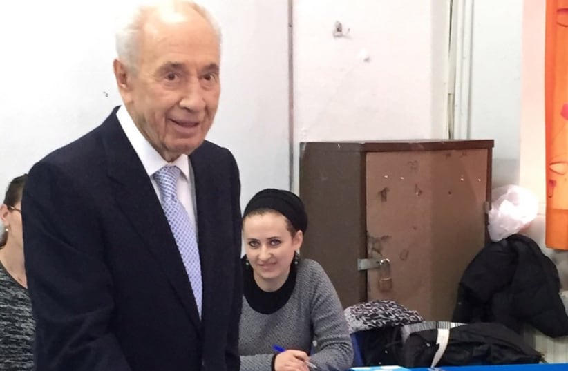 Former president Shimon Peres votes (photo credit: SHIMON PERES SPOKESMAN)