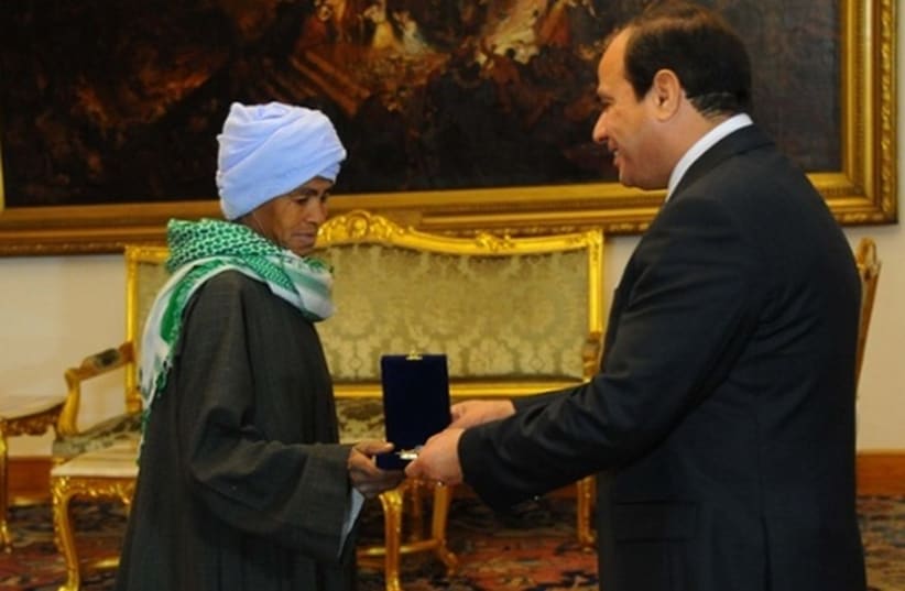 Sisa Abou Doah Receives Award From Egyptian President Sisi (photo credit: EGYPTIAN PRESIDENT OFFICE)