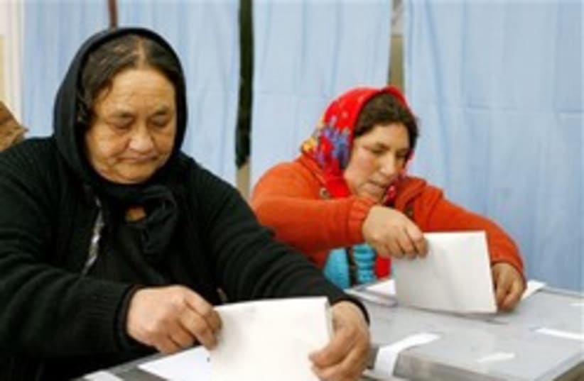 Romanian Gypsy voting 248 ap (photo credit: AP)