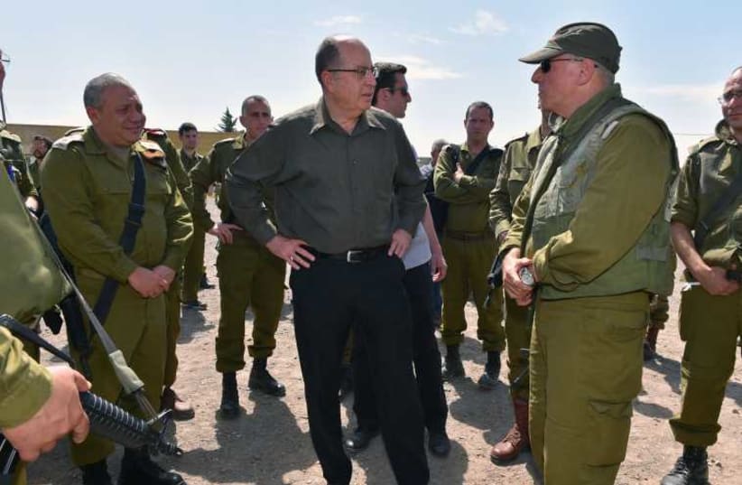 Defense Minister Moshe Ya'alon visits IDF soldiers during exercise in North‏ (photo credit: ARIEL HERMONI / DEFENSE MINISTRY)