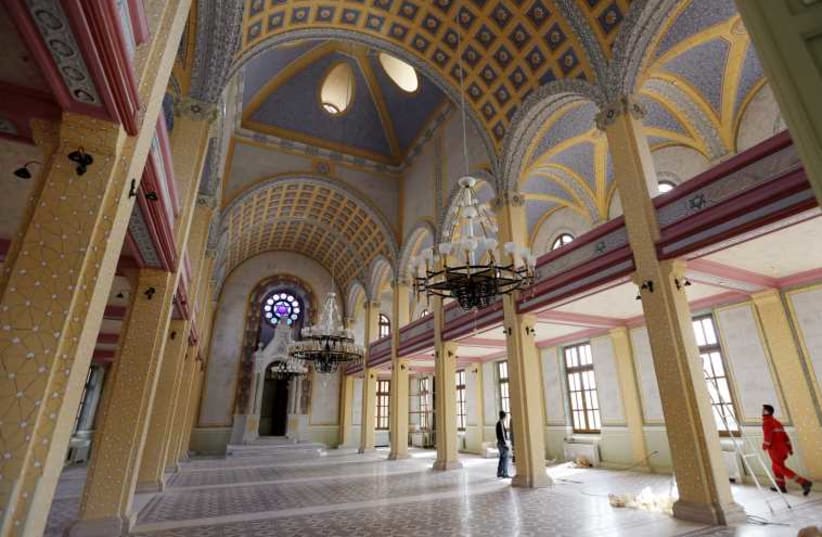 Workers put the final touches during the restoration of the Great Synagogue in Edirne, western Turkey, February 26, 2015. (photo credit: REUTERS)