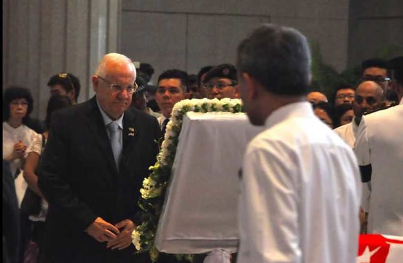 President Reuven Rivlin pays his respects at the lying in state of Singapore’s first prime minister, Lee Kuan Yew (photo credit: TOMER REICHMAN/COURTESY)
