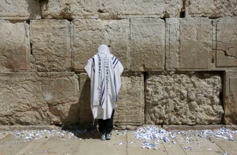 Pessah cleaning at Western Wall (photo credit: MARC ISRAEL SELLEM/THE JERUSALEM POST)