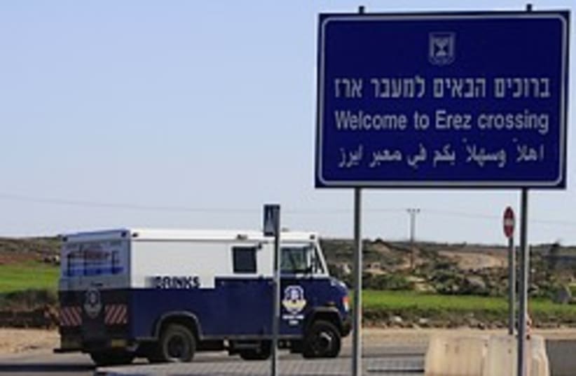 gaza cash transfer erez crossing 248.88  (photo credit: AP)