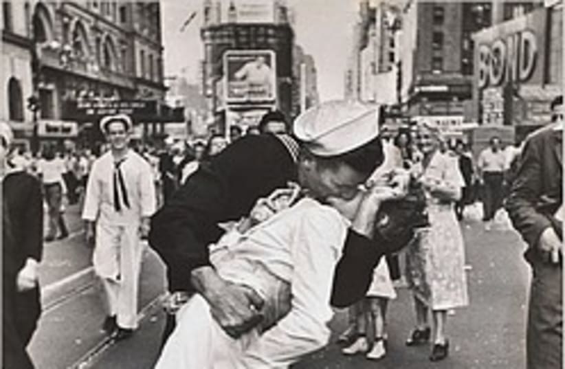 ve day famous picture 248.88 (photo credit: )