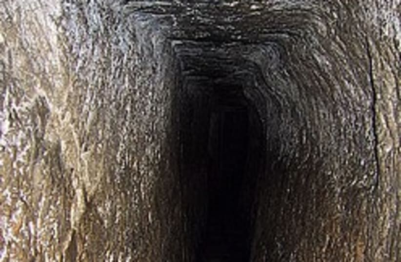 hezekiahs tunnel 248 88 (photo credit: )