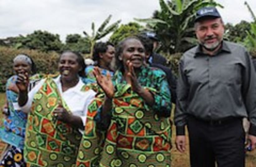 lieberman in africa w. hot chick 248.88 (photo credit: Ministry of Foreign Affairs)