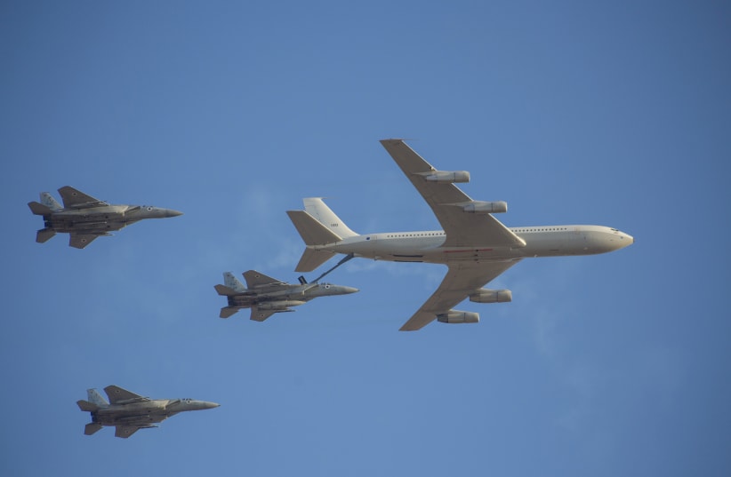 Boeing 707 Re'em refuels IAF jets (photo credit: IDF SPOKESPERSON'S UNIT)