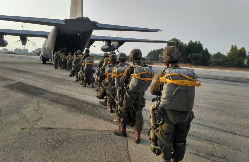 Haredi Hetz unit in the IDF Paaratroopers Brigade board plane for first parachute July 12, 2017. (photo credit: Courtesy)